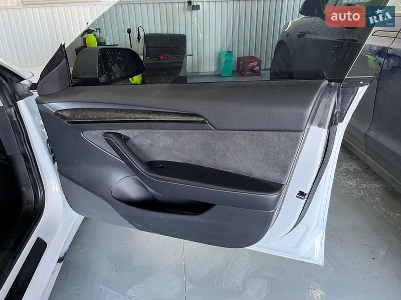 Седан Tesla Model 3 2022 в Львове