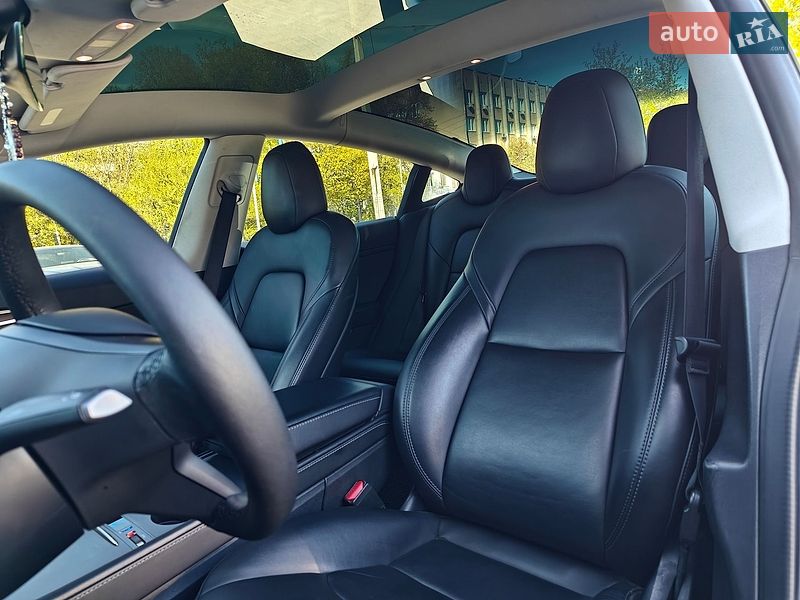 Седан Tesla Model 3 2022 в Львове