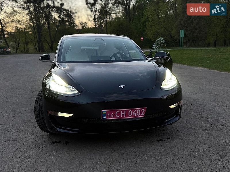 Седан Tesla Model 3 2019 в Львове
