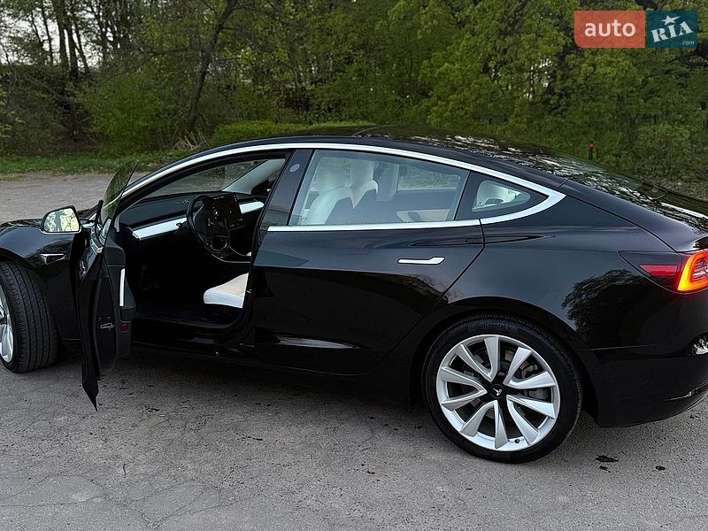 Седан Tesla Model 3 2019 в Львове