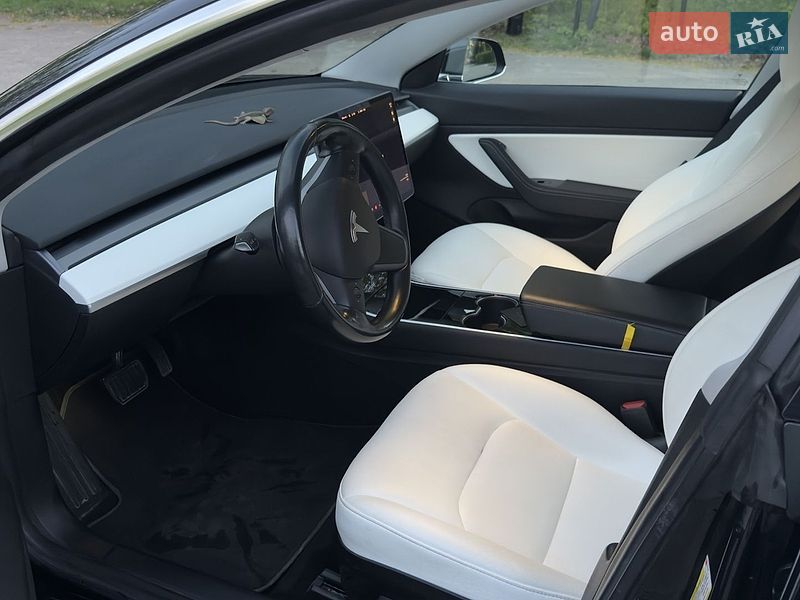 Седан Tesla Model 3 2019 в Львове