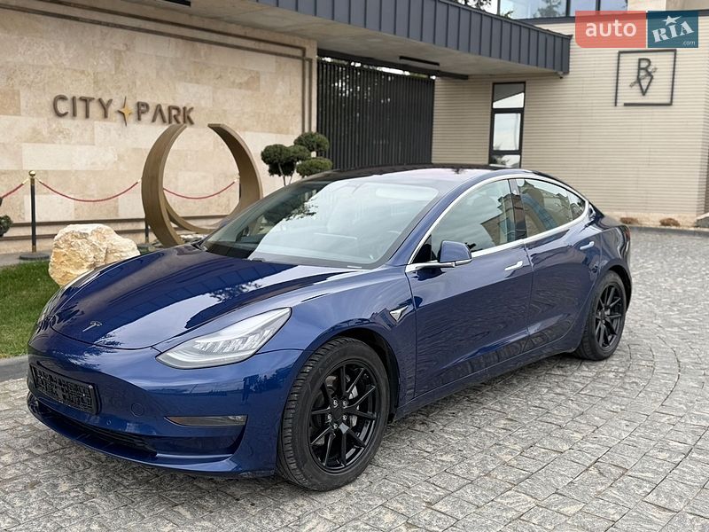 Седан Tesla Model 3 2018 в Львове
