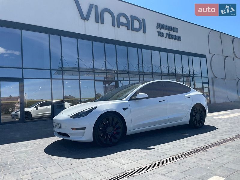 Седан Tesla Model 3 2023 в Луцке