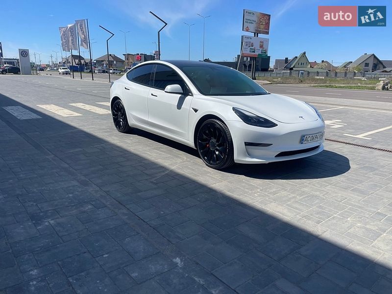 Седан Tesla Model 3 2023 в Луцке