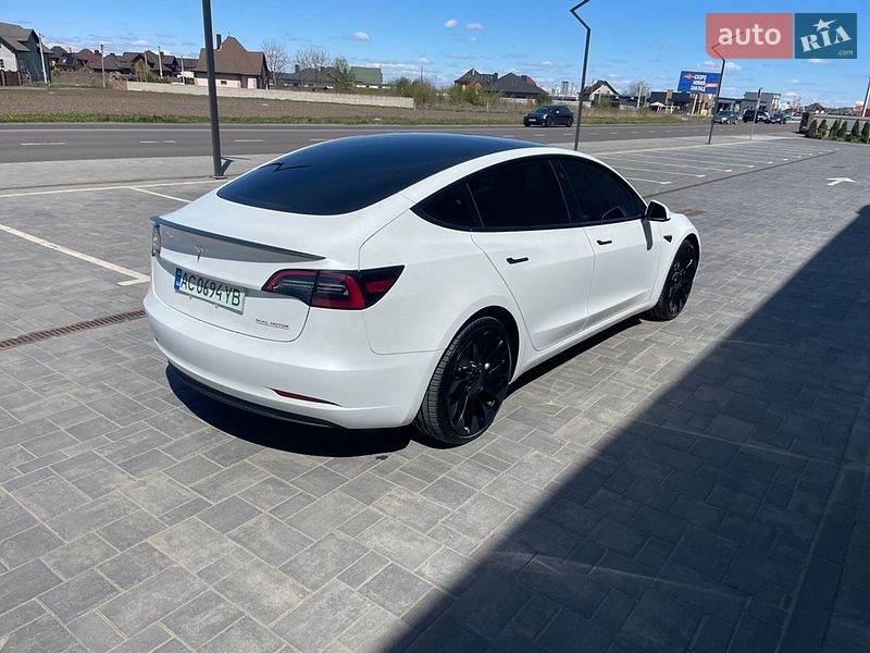 Седан Tesla Model 3 2023 в Луцке