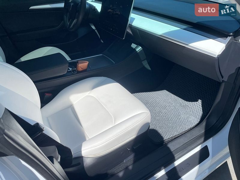 Седан Tesla Model 3 2023 в Луцке
