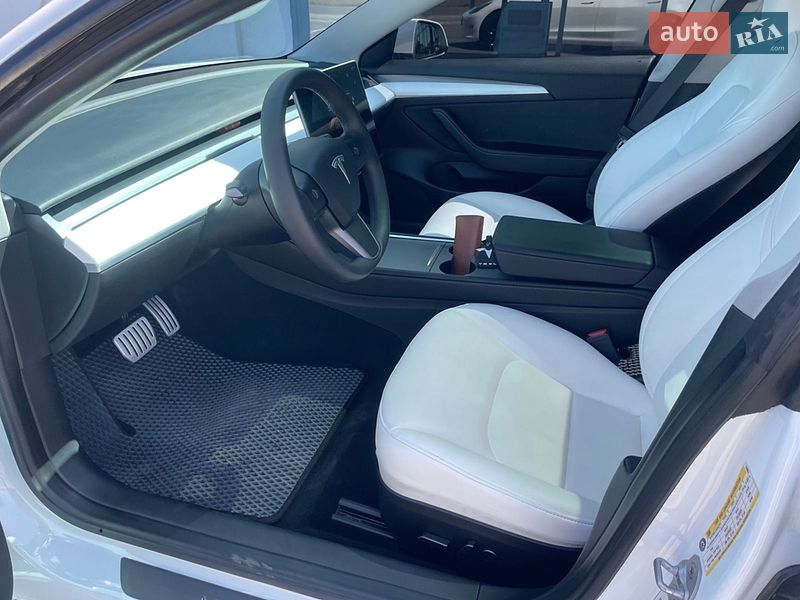 Седан Tesla Model 3 2023 в Луцке