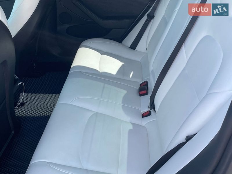 Седан Tesla Model 3 2023 в Луцке