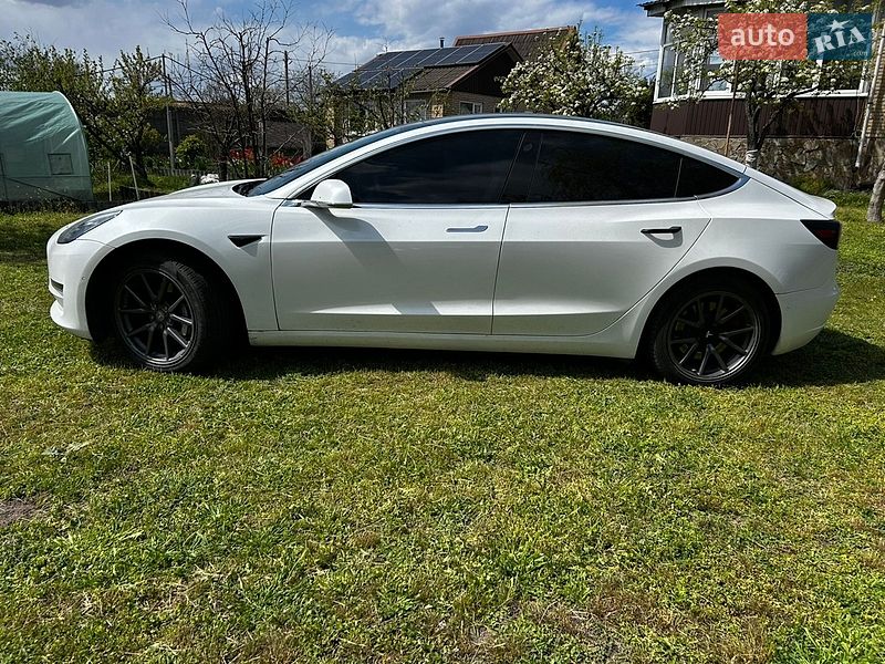 Седан Tesla Model 3 2020 в Кам'янському