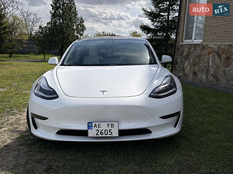 Седан Tesla Model 3 2020 в Кам'янському