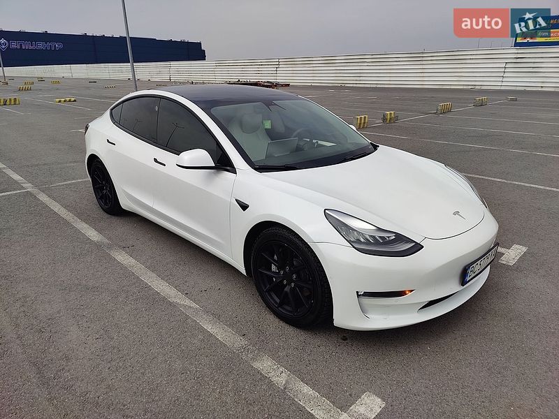 Седан Tesla Model 3 2021 в Львове