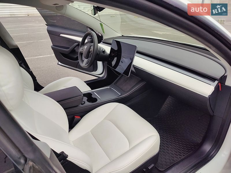 Седан Tesla Model 3 2021 в Львове