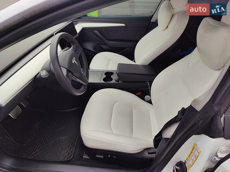 Седан Tesla Model 3 2021 в Львове
