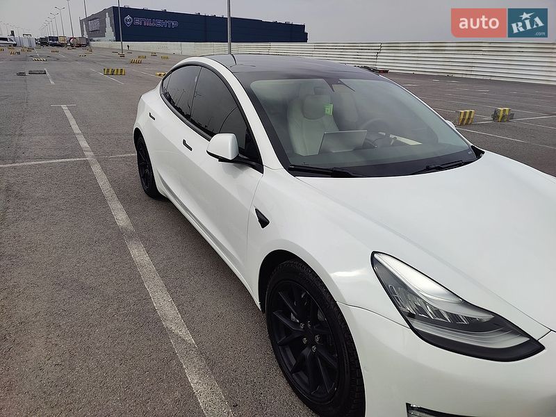 Седан Tesla Model 3 2021 в Львове