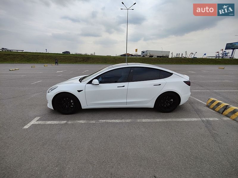 Седан Tesla Model 3 2021 в Львове