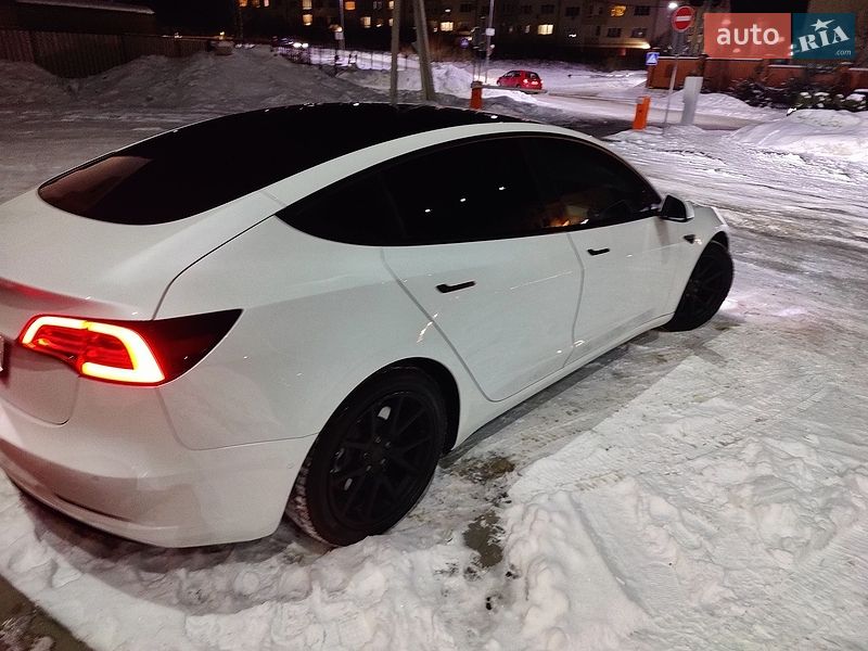 Седан Tesla Model 3 2021 в Львове