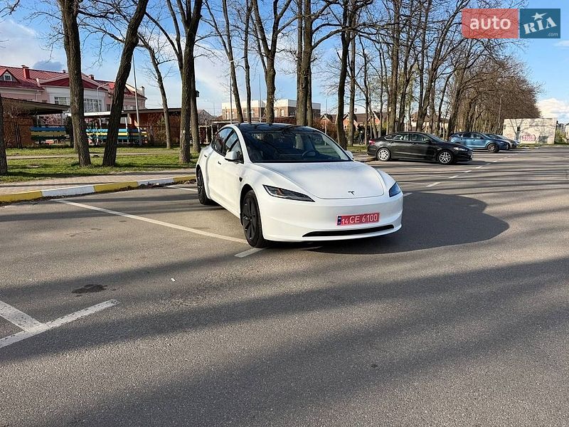 Седан Tesla Model 3 2025 в Киеве