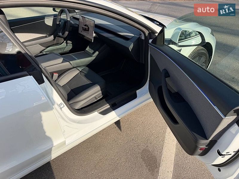 Седан Tesla Model 3 2025 в Киеве