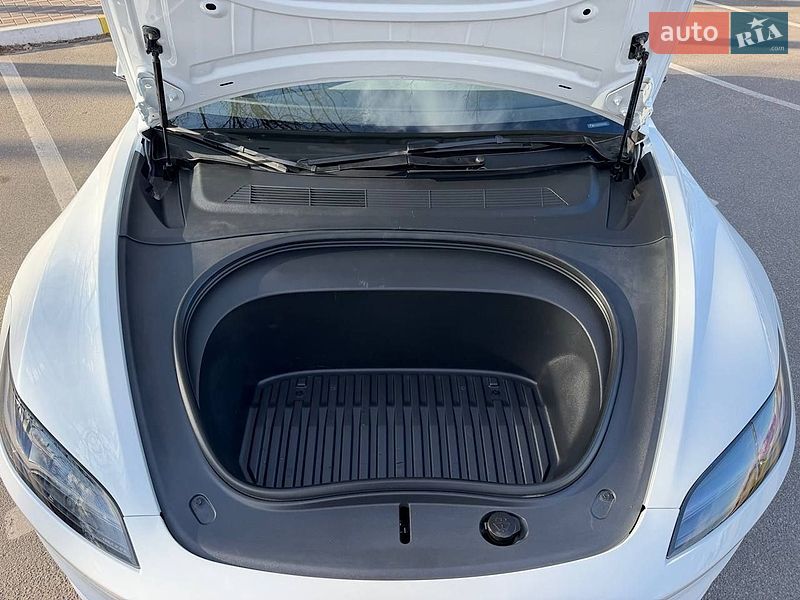 Седан Tesla Model 3 2025 в Киеве