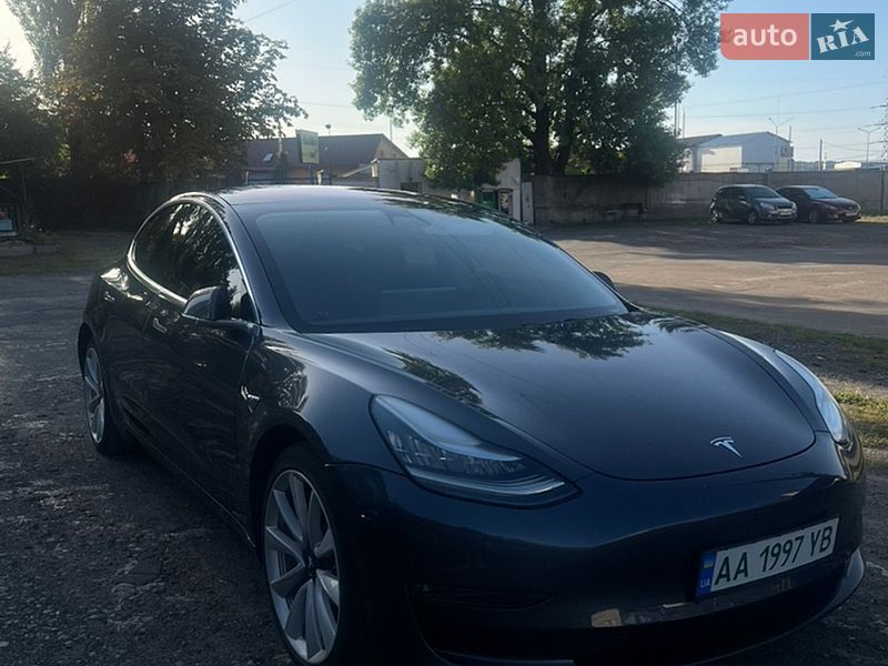 Седан Tesla Model 3 2018 в Вишневому