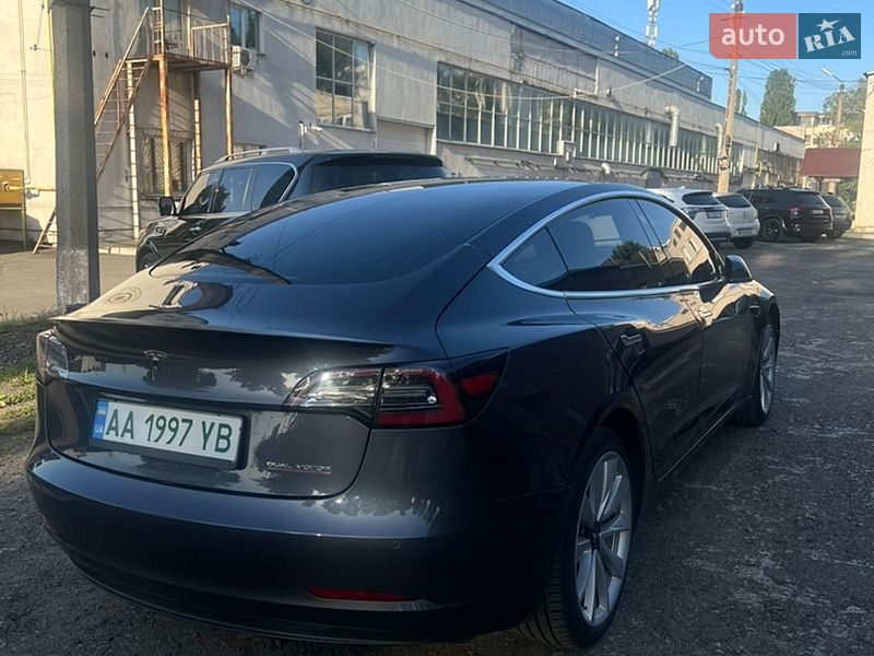 Седан Tesla Model 3 2018 в Вишневому