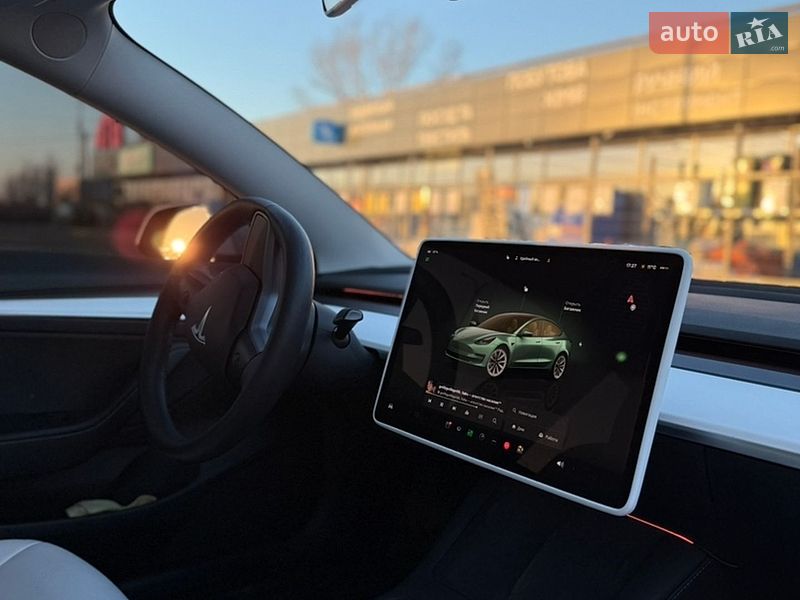 Седан Tesla Model 3 2023 в Києві