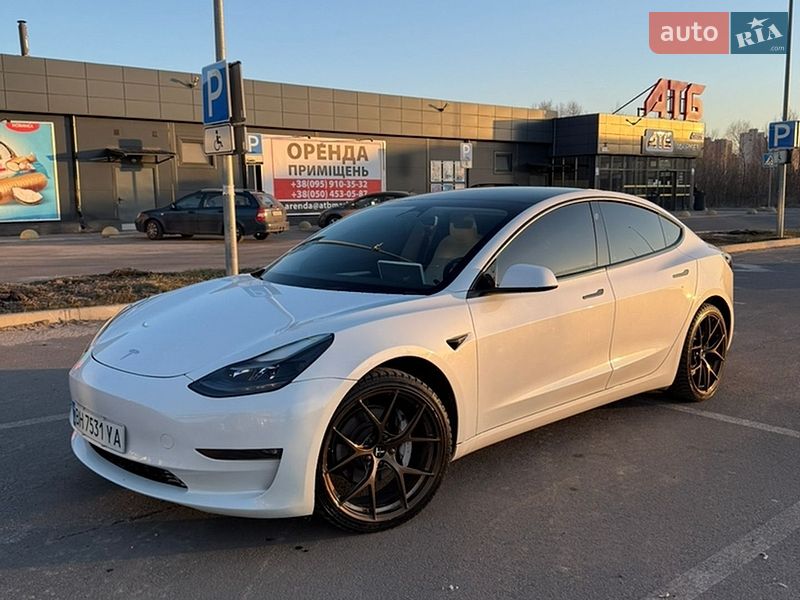 Седан Tesla Model 3 2023 в Києві