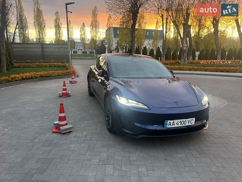 Седан Tesla Model 3 2024 в Києві