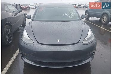 Седан Tesla Model 3 2023 в Ужгороді