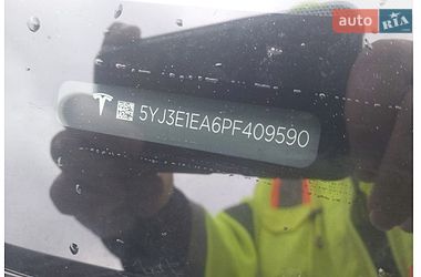 Седан Tesla Model 3 2023 в Ужгороді