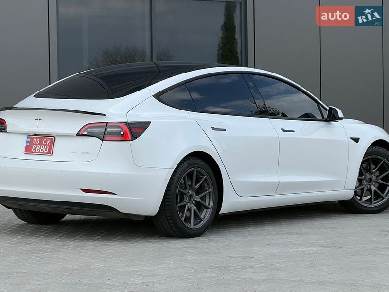 Седан Tesla Model 3 2021 в Черновцах