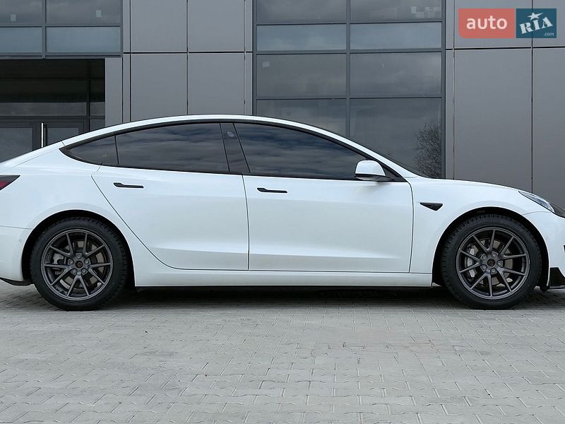 Седан Tesla Model 3 2021 в Черновцах