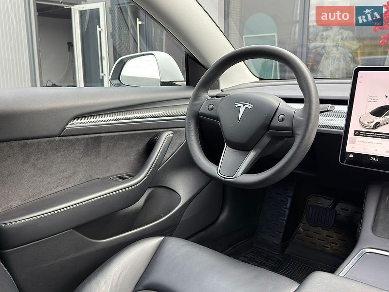 Седан Tesla Model 3 2021 в Черновцах
