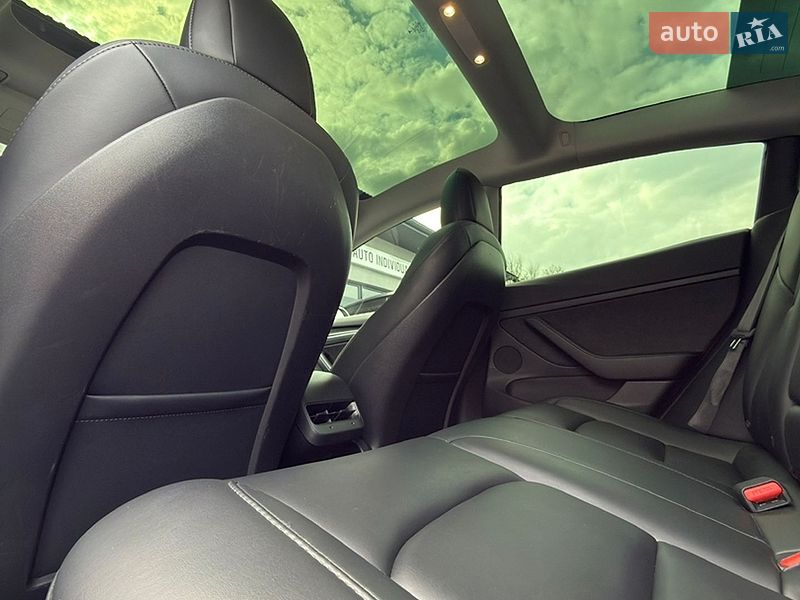 Седан Tesla Model 3 2021 в Черновцах