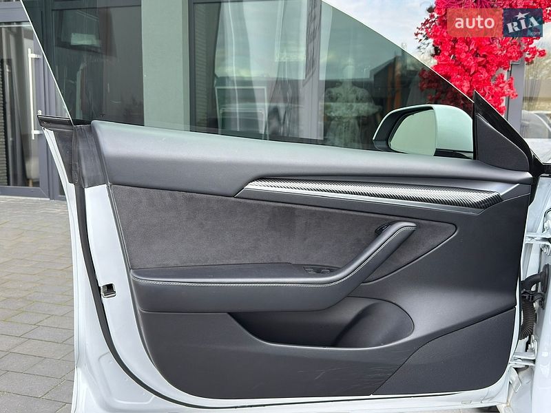 Седан Tesla Model 3 2021 в Черновцах