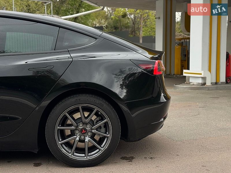 Седан Tesla Model 3 2019 в Киеве