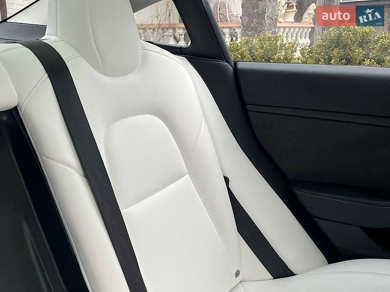 Седан Tesla Model 3 2022 в Ивано-Франковске