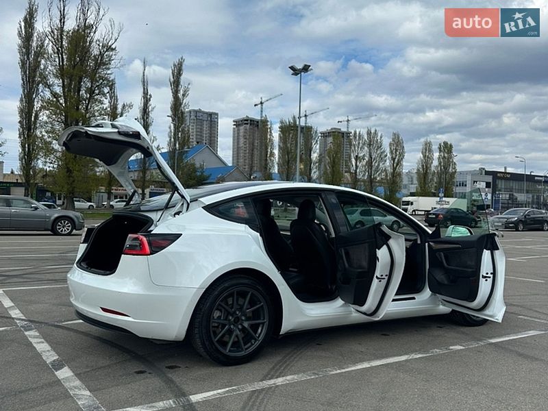 Седан Tesla Model 3 2021 в Києві