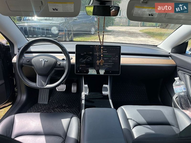Седан Tesla Model 3 2019 в Львове