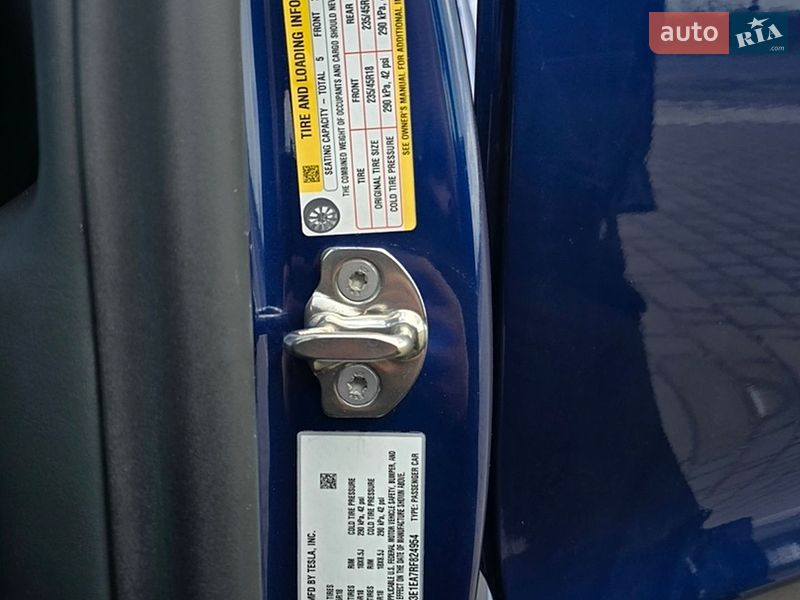 Седан Tesla Model 3 2024 в Николаеве