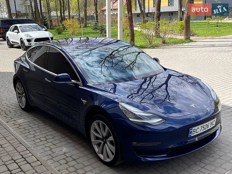 Седан Tesla Model 3 2019 в Львове