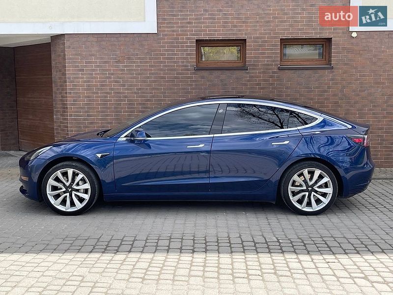 Седан Tesla Model 3 2019 в Львове