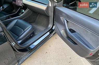 Седан Tesla Model 3 2019 в Львове