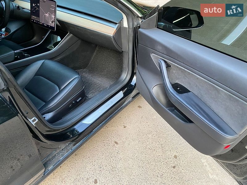 Седан Tesla Model 3 2019 в Львове
