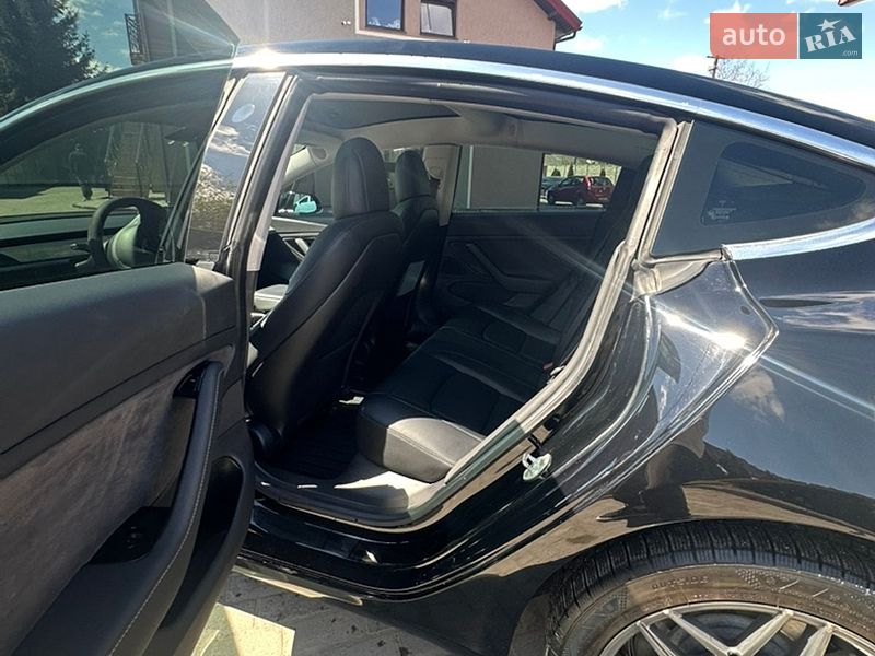 Седан Tesla Model 3 2019 в Львові