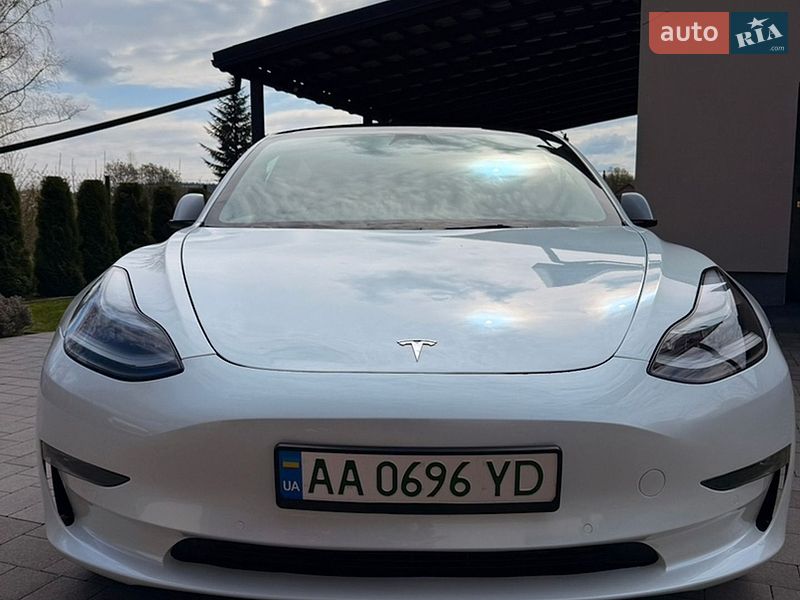 Седан Tesla Model 3 2022 в Киеве