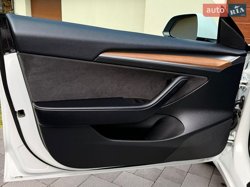Седан Tesla Model 3 2022 в Киеве