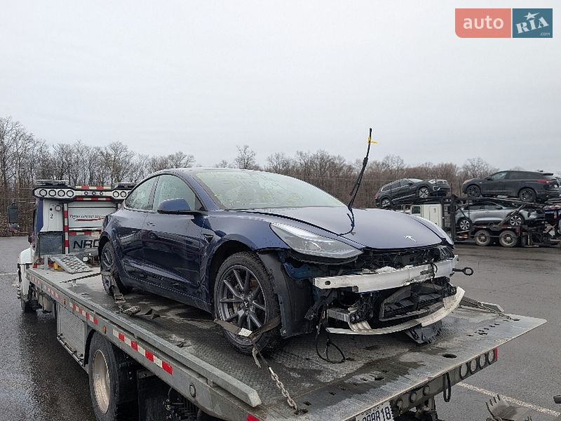 Седан Tesla Model 3 2023 в Киеве
