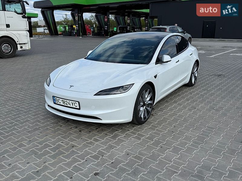 Седан Tesla Model 3 2025 в Стрию