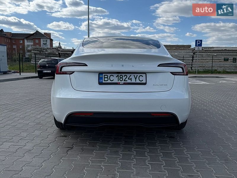 Седан Tesla Model 3 2025 в Стрию